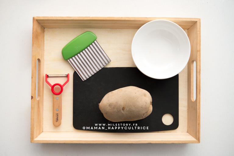 Enfants en train d'utiliser des ustensiles de cuisine Montessori