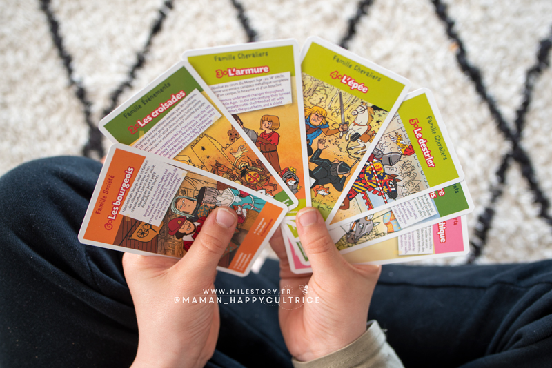 Cartes colorées représentant des personnages et éléments du Moyen Âge, avec des textes pédagogiques en français et en anglais